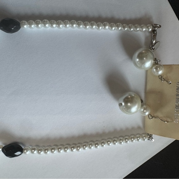 Elegant Black and Silver Pearl Necklace and Earrings - Picture 3 of 3